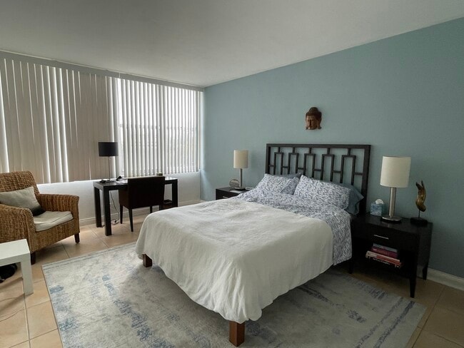 Dormitorio - 7441 Wayne Ave