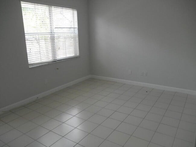Building Photo - 1905 Shoma Dr