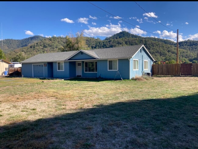 Building Photo - 2895 Rogue River Hwy