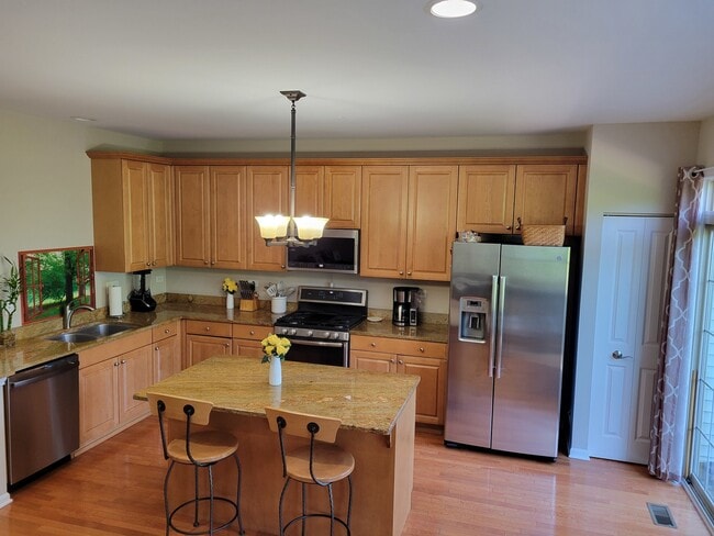 Building Photo - 2475 Waterbury Ln