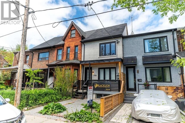 Building Photo - 700 Adelaide St W