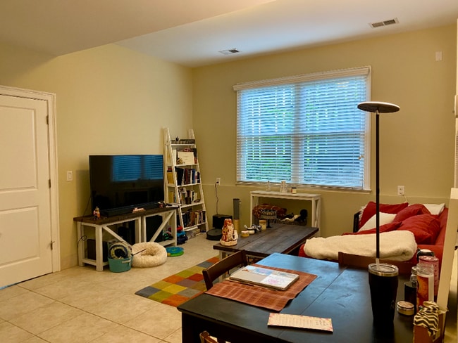 Foto del edificio - 305 West End Pl