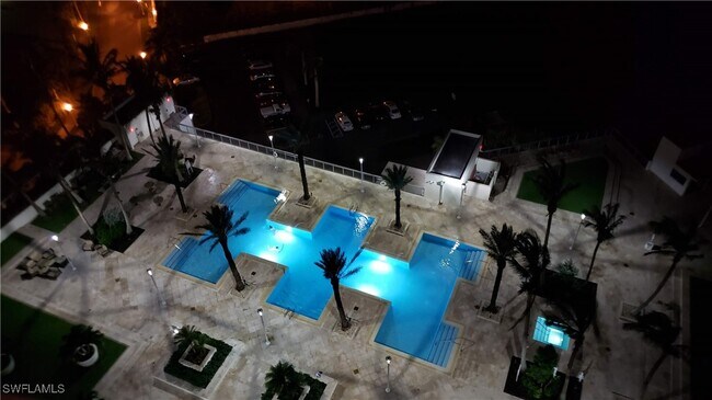 Foto del edificio - 3000 Oasis Grand Blvd