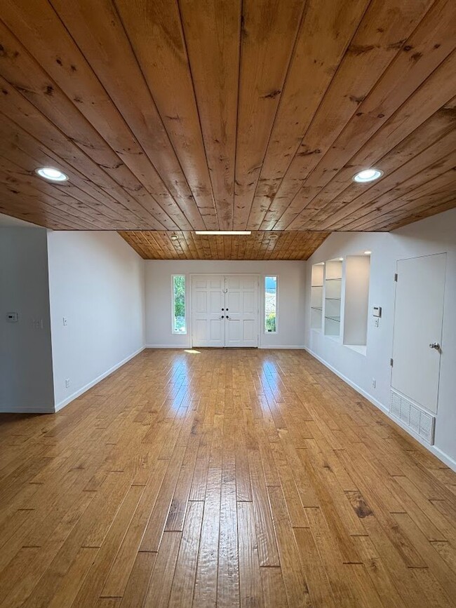 Building Photo - Gorgeous 3 Bedroom, 2 Bathroom, Granada Hi...