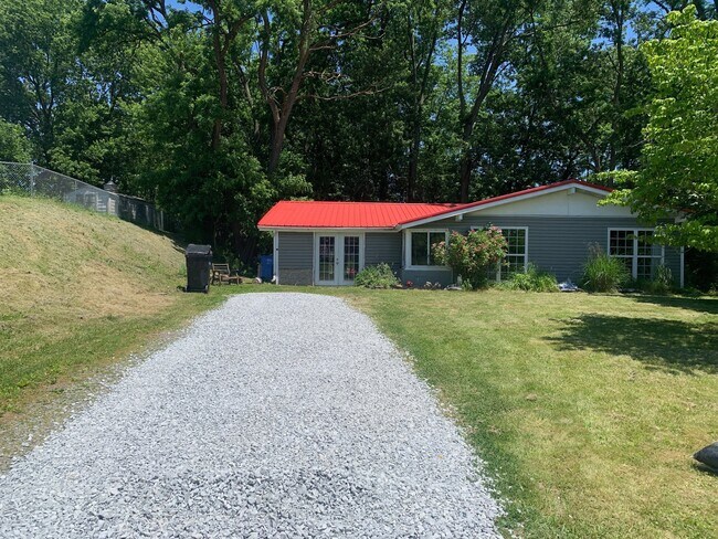 Foto del edificio - 584 Cedardale Dr