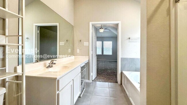 Foto del edificio - 5 Bed / 2 Bath Home with Fenced Yard & Garage / Pet-Friendly / Vouchers Accepted / Available Now!...