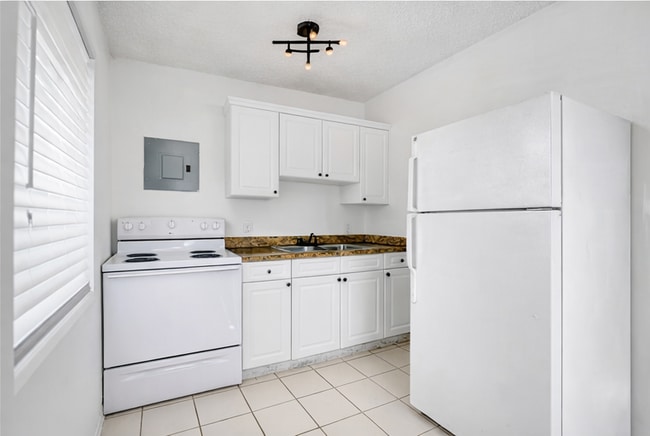 Building Photo - 1600 Center St