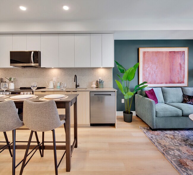 Photo du bâtiment - Modern Two-Bedroom Home with Balcony, Parking & Resort-Style Amenities