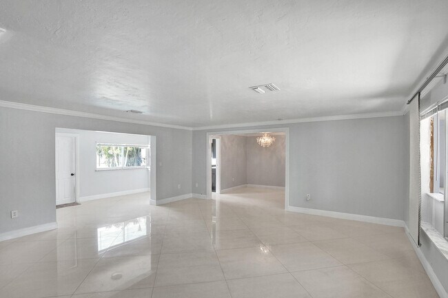 Building Photo - 256 SW 11th Pl