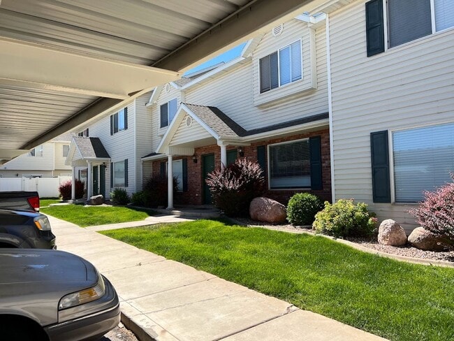 Building Photo - Newly Remodeled Throughout!