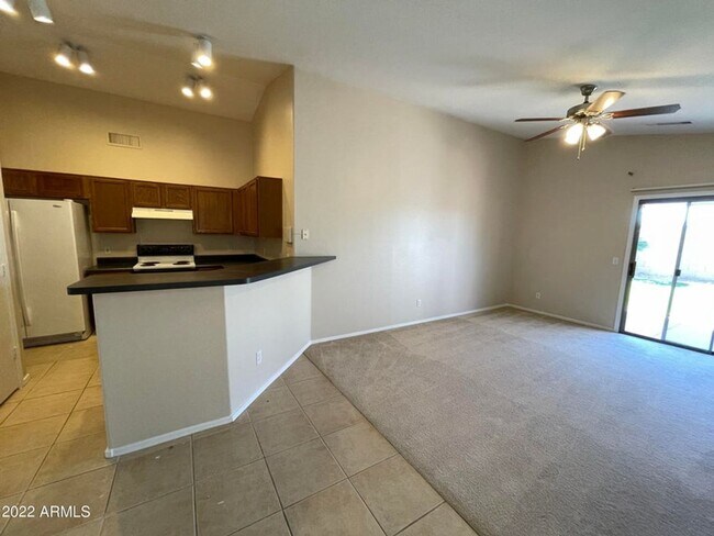 Building Photo - Spacious 3 bedroom home in El Mirage!