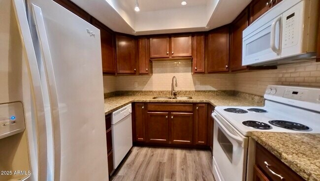 Foto del edificio - 1340 N Recker Rd