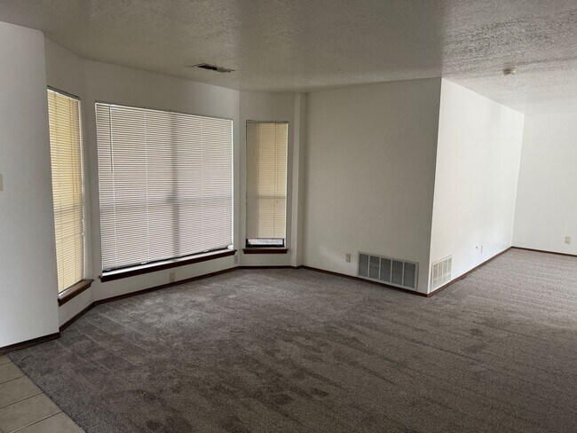 Foto del edificio - 4 Br, 1.75 Ba, 2 living areas, formal dining room, 2 CG, nice yards, storage shed