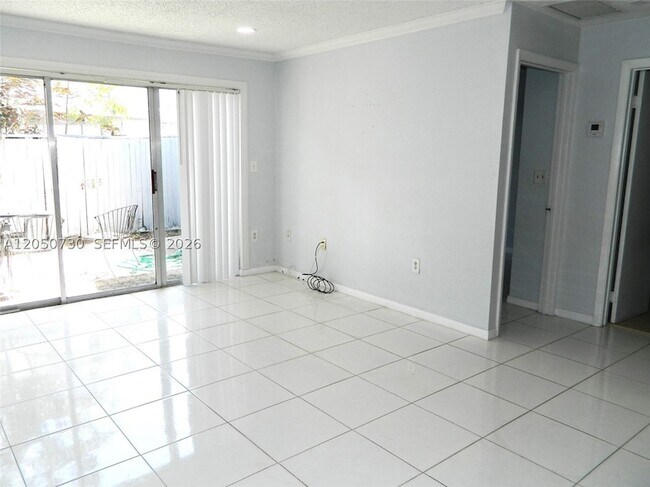 Building Photo - 899 Crystal Lake Dr