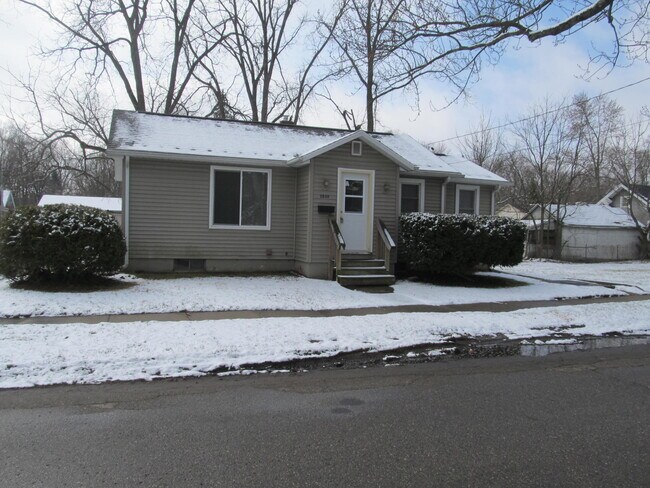 Building Photo - 2609 Amherst Ave