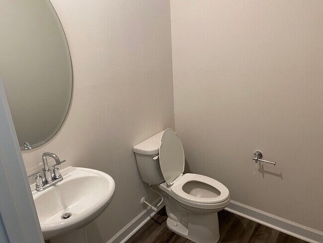 Building Photo - Nice 3 bedroom 2.5 bath