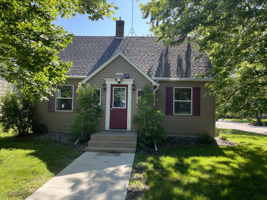 Primary Photo - 1021 Elm St