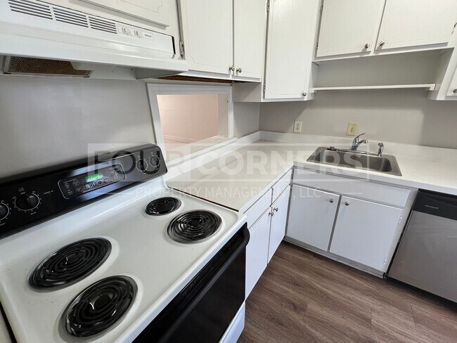 Building Photo - Lovely 2 Bedroom 1.5 Apartment