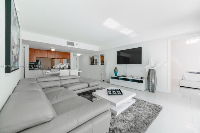 Building Photo - 1200 Brickell Bay Dr