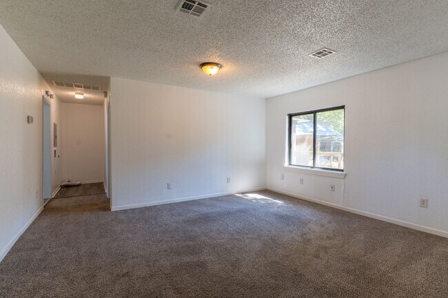 Building Photo - Charming 2-Bedroom Home with Fresh Updates...