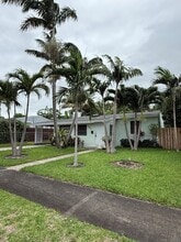 Building Photo - 741 Roseland Dr