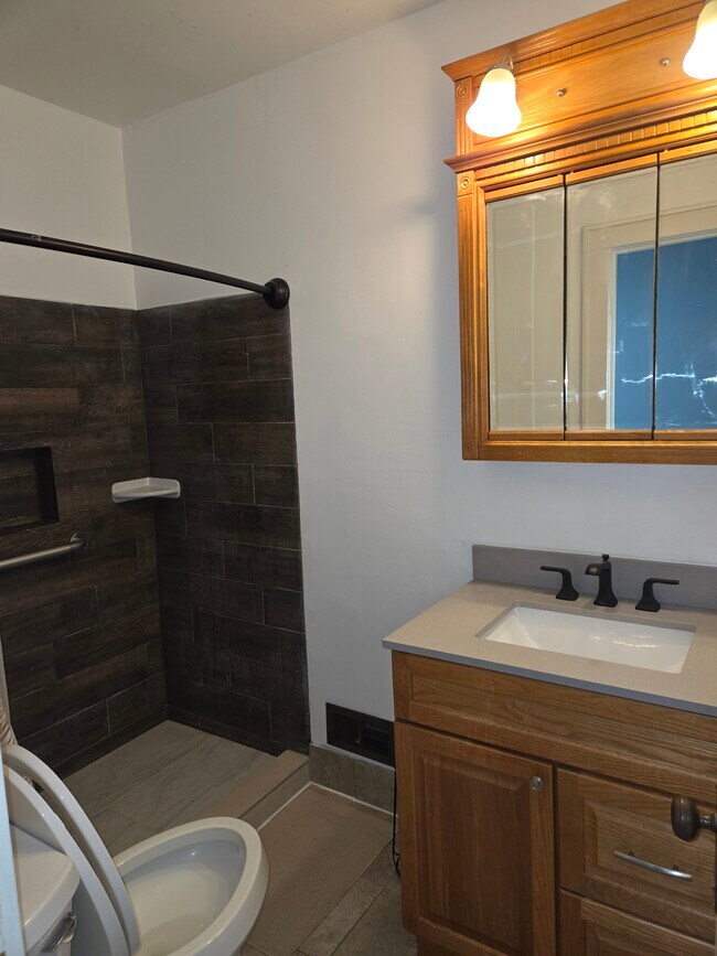 Baño - 731 Grant St