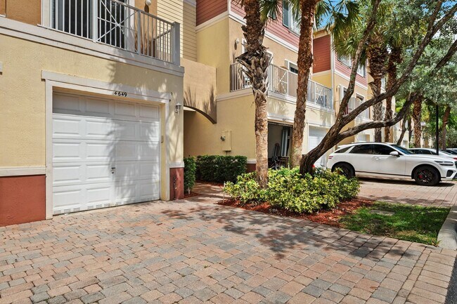 Building Photo - Charming 3-Story 3-Bedroom 2.5 Bath Townho...