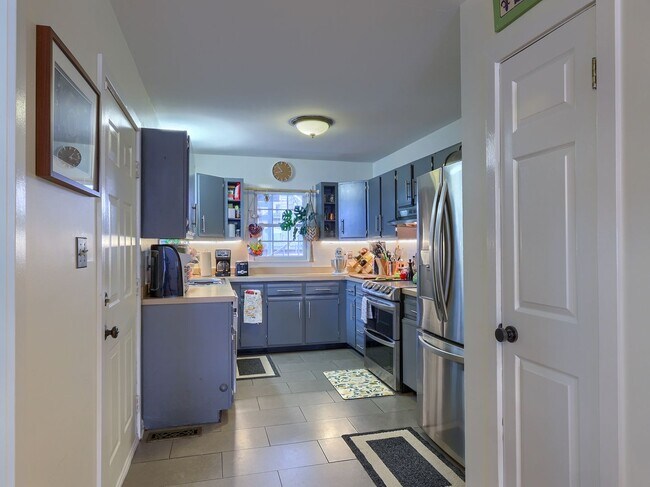 Foto del edificio - Beautiful Two Bedroom on Capital St w/parking