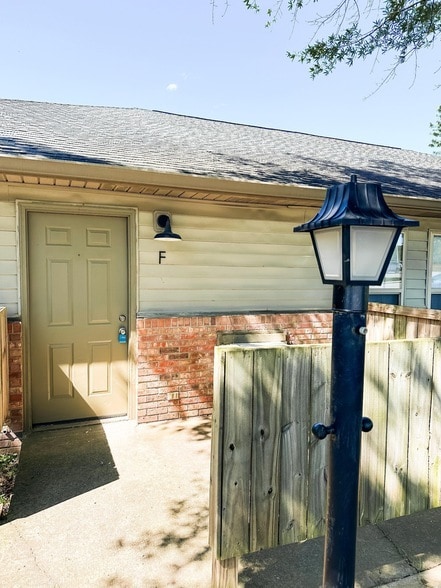 Building Photo - 100 Ballygar St