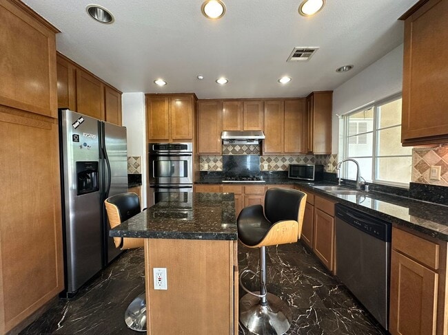 Foto del edificio - 5 BEDROOM HOME FOR LEASING IN West Covina