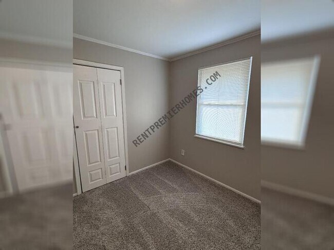 Building Photo - 418 Robinette St