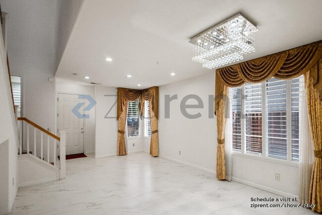 Building Photo - 3631 Wodzienski Dr