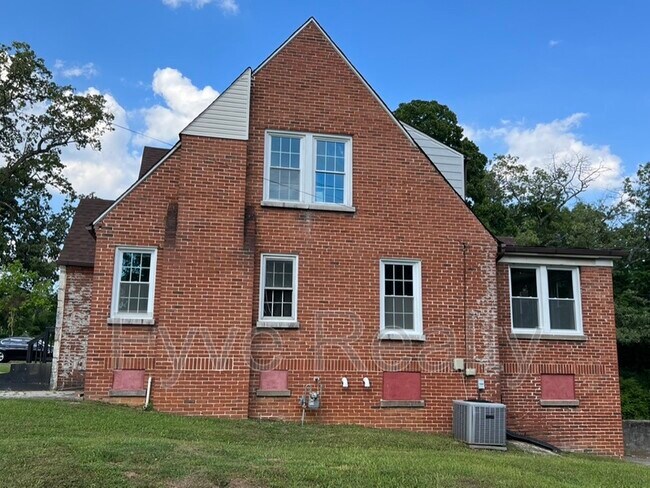 Building Photo - 3300 Lansing Ave