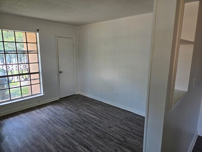 Foto del edificio - 6212 Walden Ave