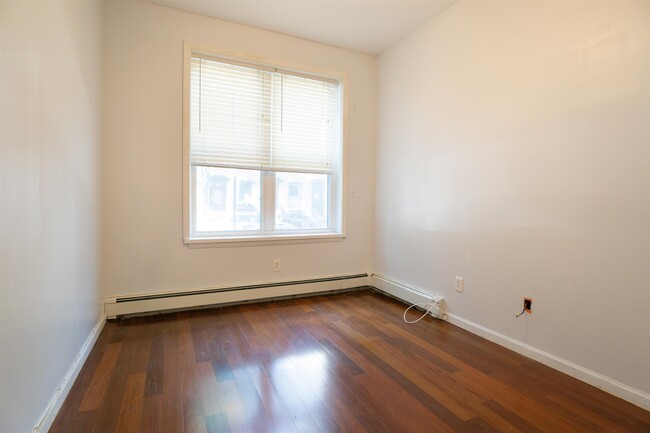 Building Photo - 813 Park Ave