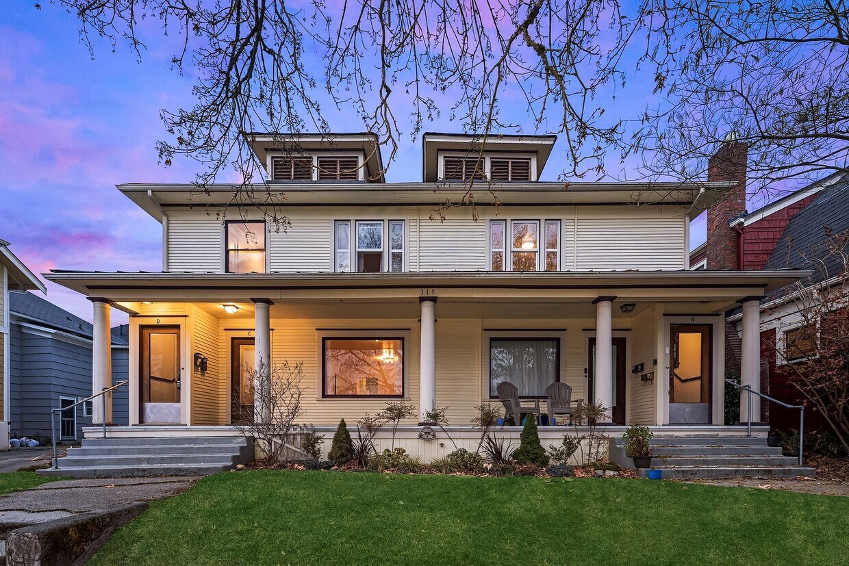 Primary Photo - Charming 3 Bedroom In The Heart Of Stadium...