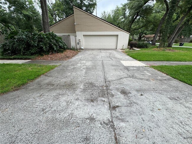 Foto del edificio - 504 Whispering Oak Ln