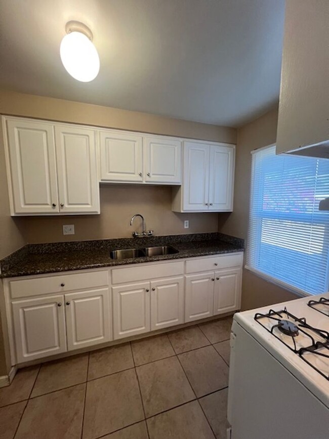 Building Photo - 2 Bedroom 1 Bathroom single story home in ...