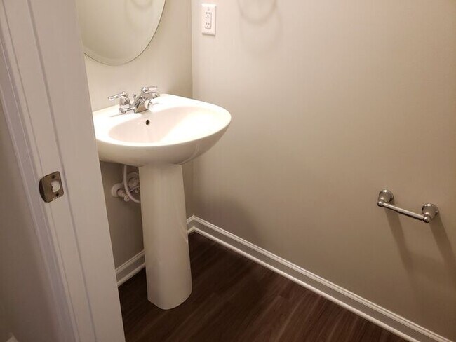 Building Photo - 809 Talbot Pl