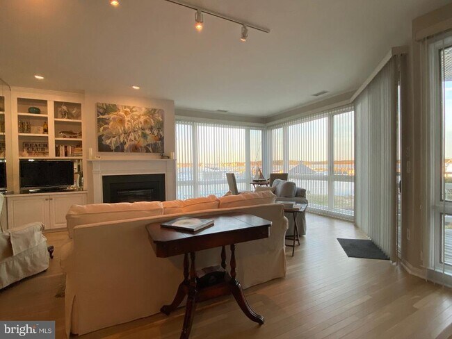 Building Photo - 611 Oyster Cove Dr