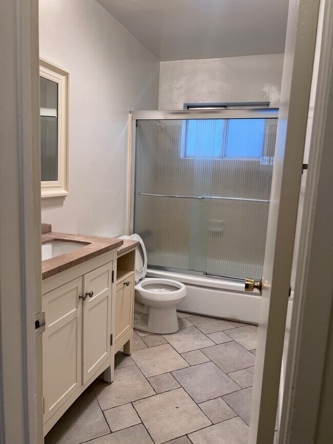 No se admiten 2 cuartos de baño - 3442 Jasmine Ave