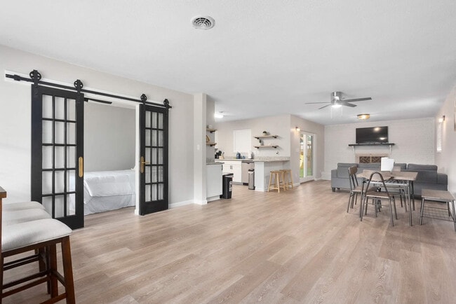 Foto del edificio - 4070 Arbutus Dr