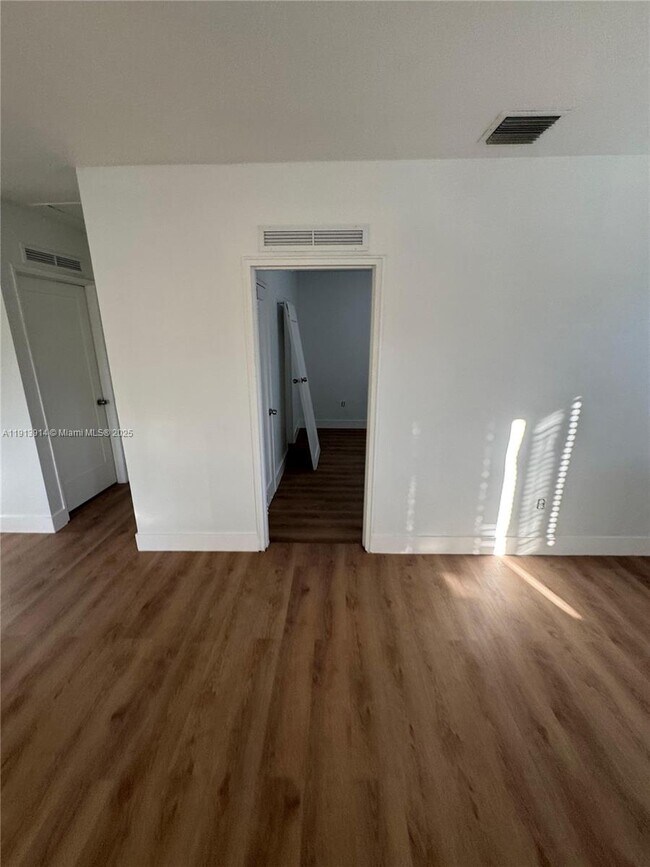 Foto del edificio - 2343 NW 14th St