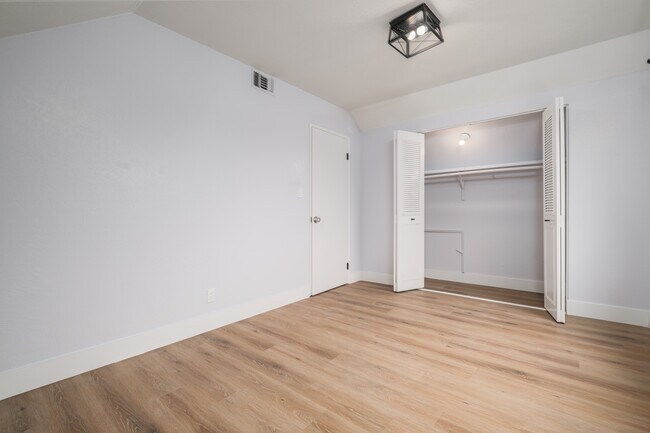 Foto del edificio - 7971 Hanford Way