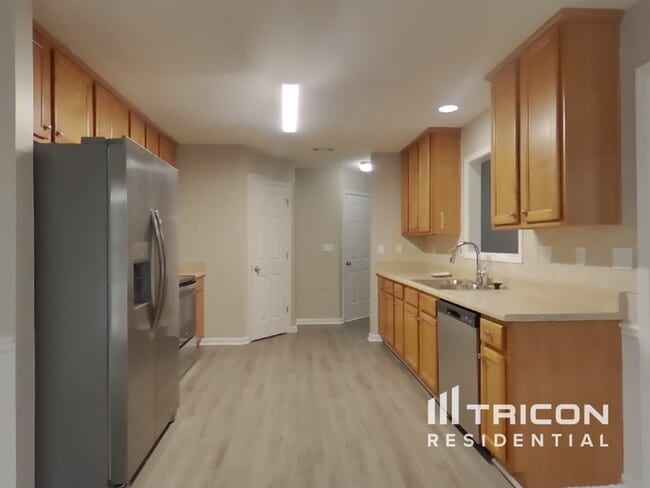 Building Photo - 828 Redan Way