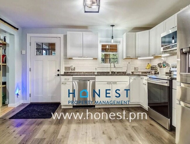 Building Photo - 162 College Ave