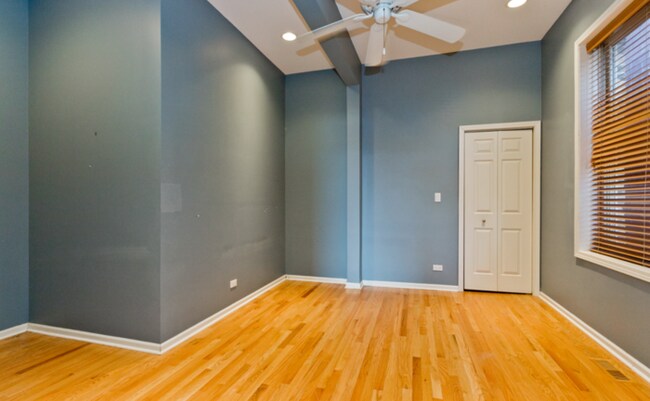 Building Photo - 2 bed in heart of wicker park!