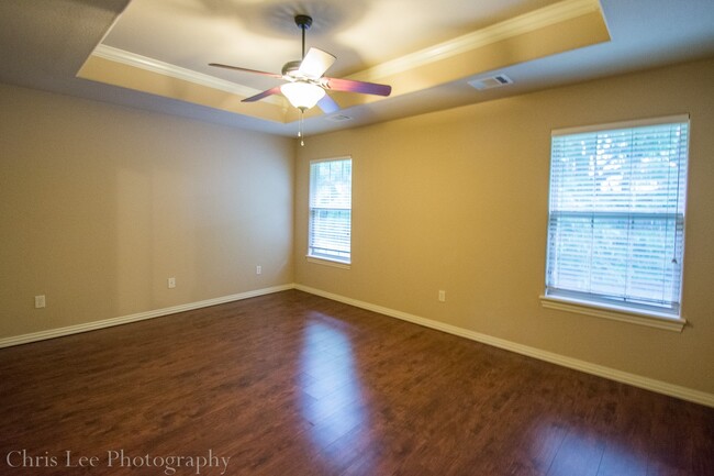 Building Photo - Pre-leasing for summer! Great Location nea...