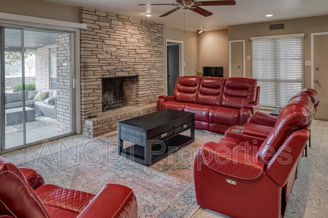 Foto del edificio - 16 Larkwood Ln