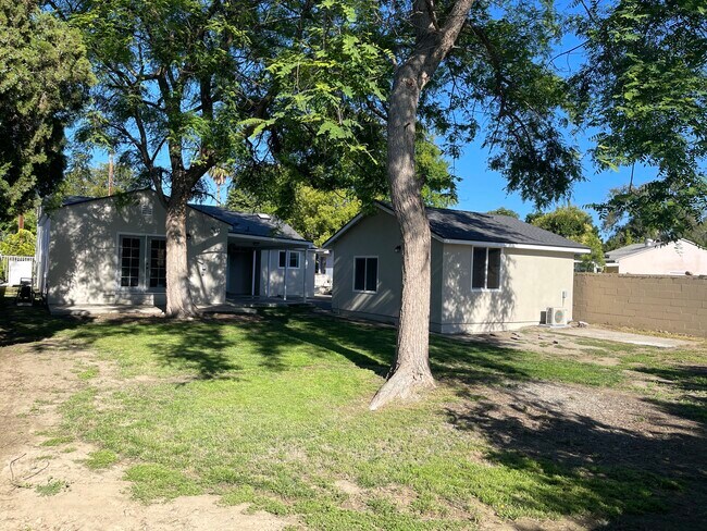 Gran patio trasero cerrado con sombra - 5457 Beck Ave